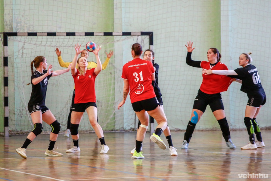 Későn ébredtek a veszprémi kézilabdázónők (archív fénykép)