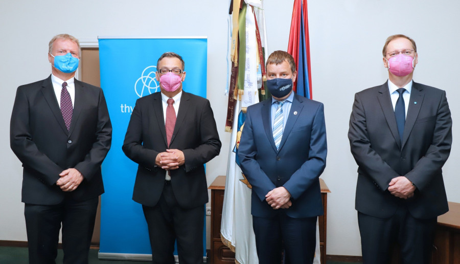 Dr. Naszádos László, site manager/ thyssenkrupp, Marc de Bastos Eckstein, ügyvezető/ thyssenkrupp, Dr. Gelencsér András rektor/ Pannon Egyetem,  Lukácsy Gergely, projektmenedzser/ thyssenkrupp (Fotó: Szabó László/ Pannon Egyetem)