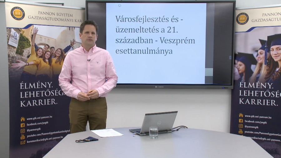 Dr. Temesvári Balázs az előadása közben