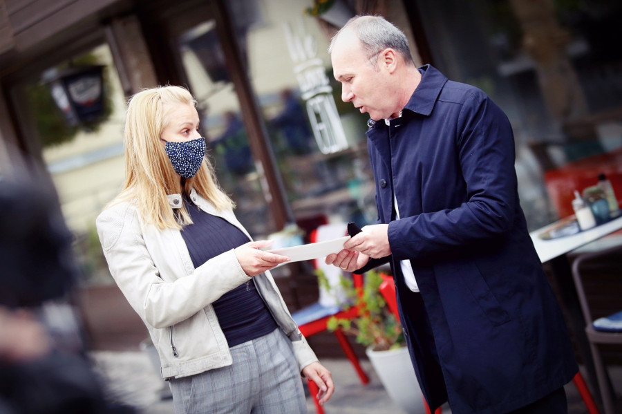 Dobák Marianna kávézótulajdonos és Porga Gyula polgármester az április 28-án tartott sajtóeseményen.