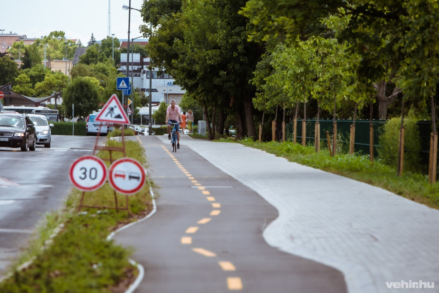 2019-ben adták át Veszprém belvárosa és a vasútállomás között húzódó Európai Uniós forrásból megépült kerékpárutat