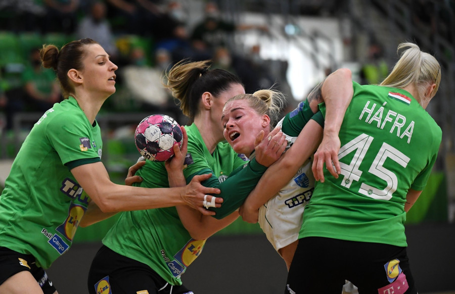 A ferencvárosi Csiszár-Szekeres Klára (b), Julia Behnke (b2) és Háfra Noémi (j), valamint a győri Veronica Kristiansen a női kézilabda NB I-ben játszott, FTC-Rail Cargo Hungaria - Győri Audi ETO KC mérkőzésen a budapesti Elek Gyula Arénában 2021. május 5-én. MTI/Illyés Tibor