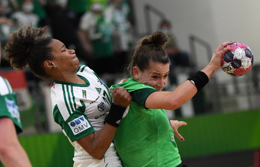 A győri Estelle Nze Minko (b) és a ferencvárosi Emily Bölk a női kézilabda NB I-ben játszott, FTC-Rail Cargo Hungaria - Győri Audi ETO KC mérkőzésen a budapesti Elek Gyula Arénában 2021. május 5-én. MTI/Illyés Tibor