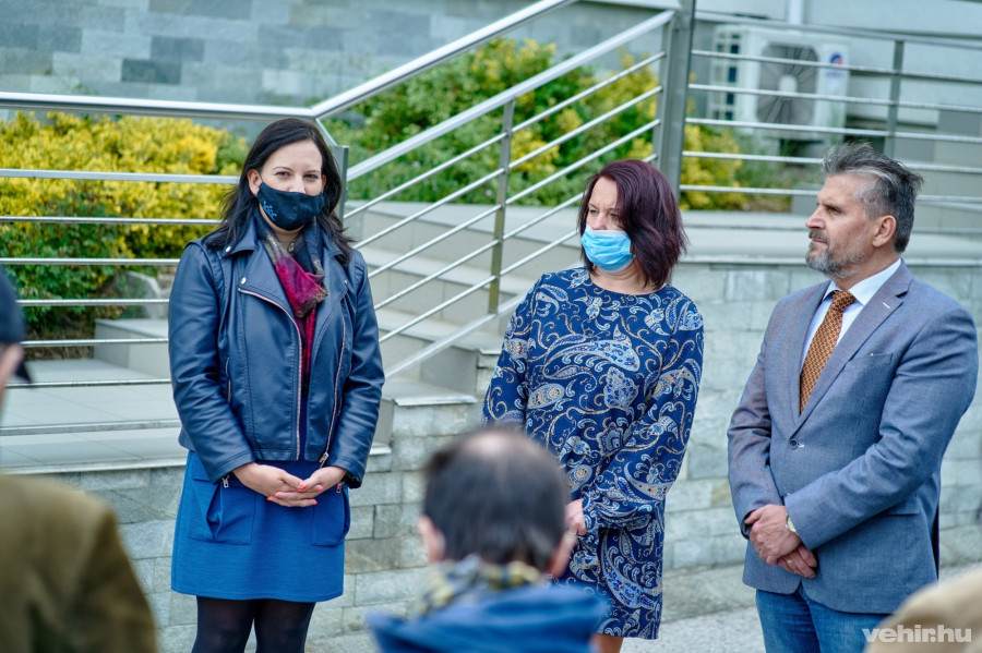 Hegedűs Barbara, alpolgármester (balra)