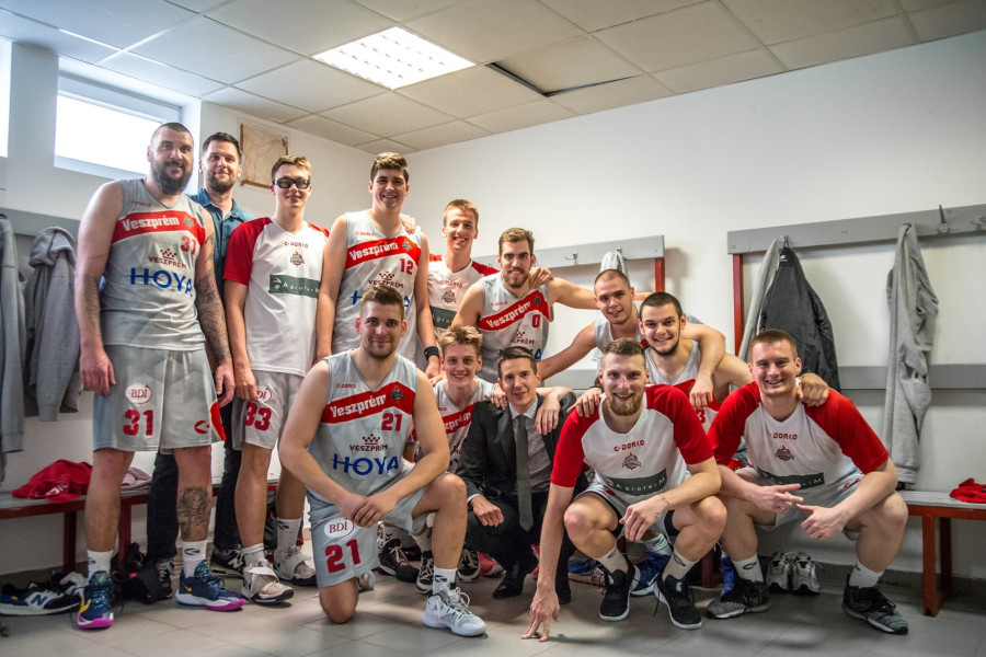 A fiatalokkal telített csapat a középmezőnyben végzett - Fotó: veszpremkosar.hu
