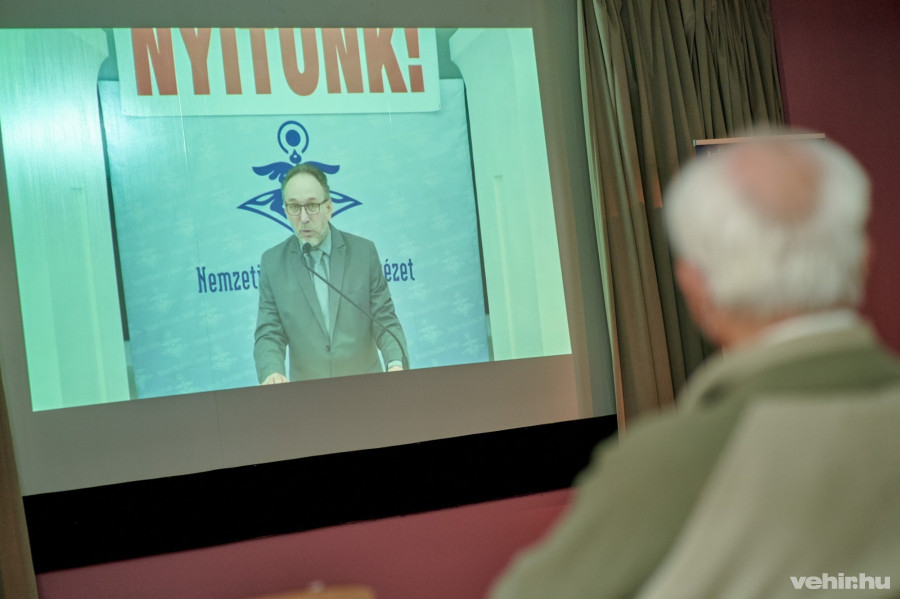 Fekete Péter  az Emberi Erőforrások Minisztériumának kultúráért felelős államtitkára beszédet mond a magyarországi agórahálózatot bemutató rollup-kiállítás megnyitóján Lakiteleken, a Nemzeti Művelődési Intézetben 2021. május 15-én.