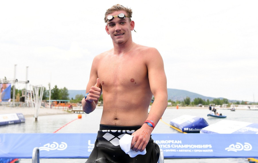 Rasovszky Kristóf a célbaérkezés után a nyíltvízi úszók 5 kilométeres csapatversenyében a vizes Európa-bajnokságon a budakalászi Lupa-tónál 2021. május 15-én. A Rohács Réka, Olasz Anna, Betlehem Dávid, Rasovszky Kristóf összeállítású magyar váltó a harmadik helyen végzett. MTI/Illyés Tibor