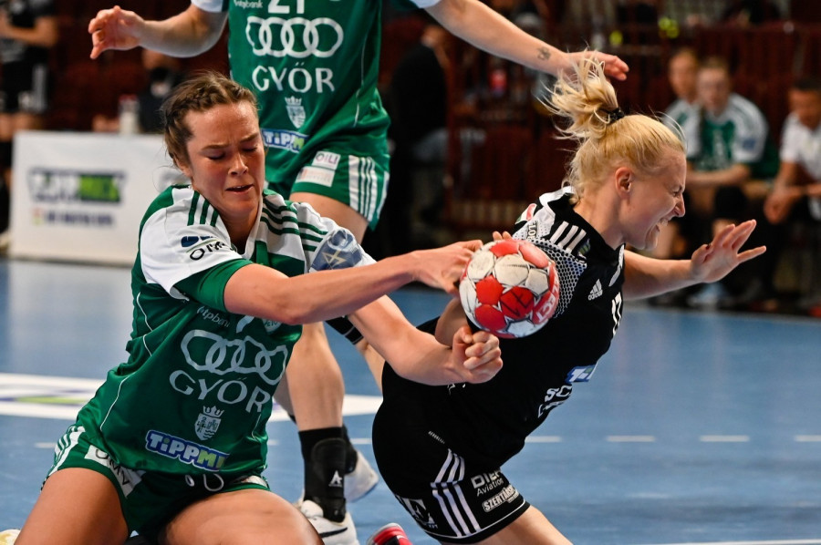 A debreceni Vantara-Kelemen Éva (j), valamint a győri Kari Brattset Dale (b) a női kézilabda Magyar Kupa döntőjében a Veszprém Arénában 2021. május 16-án. MTI/Vasvári Tamás