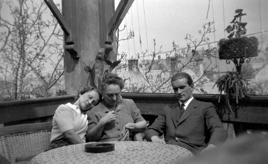 A ház hátsó terasza, a közösségi élet egyik fő színhelye. #️⃣ 57195 Fotó:Fortepan /Karabélyos Péter