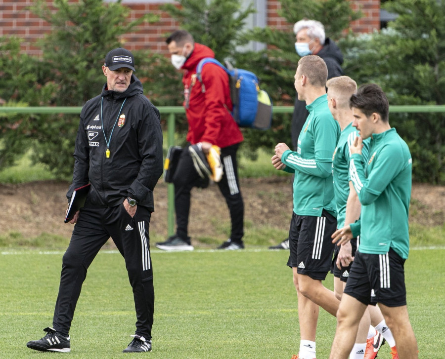 Marco Rossi szövetségi kapitány (b) a részben budapesti rendezésű Európa-bajnokságra készülő magyar labdarúgó-válogatott edzésén a telki edzőközpontban 2021. május 21-én. MTI/Szigetváry Zsolt