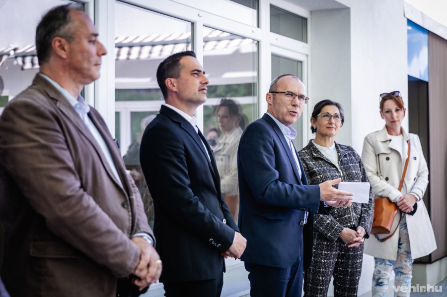 Porga Gyula (középen), balján Brányi Mária alpolgármester és Sótonyi Mónika önkormányzati képviselő. A kép előterében Ovádi Péter országgyűlési képviselő (b2) és Bázsa Botond (b1) önkormányzati képviselő.