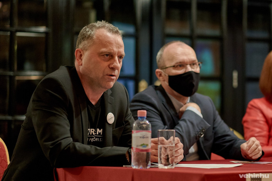 Oberfrank Pál, igazgató, mellette Porga Gyula, polgármester