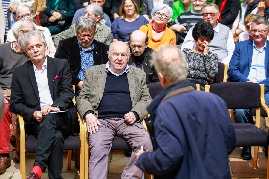 Az első sorban: Klimó Károly