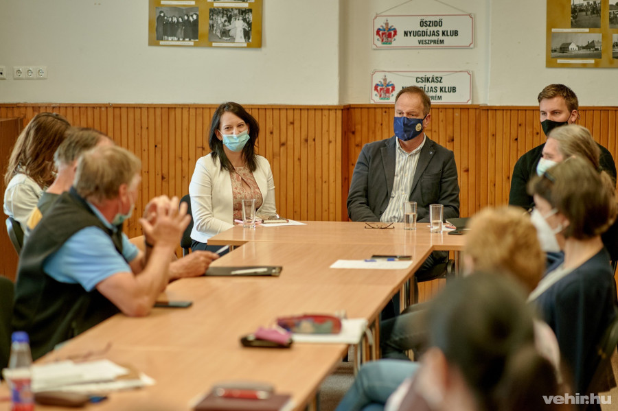 Hegedűs Barbara alpolgármester és önkormányzati képviselő, Navracsics Tibor kormánybiztos, valamint Halmay Gábor önkormányzati képviselő a Dózsavárosi Tanács hétfői ülésén a Dózsavárosi Könyvtár épületében.