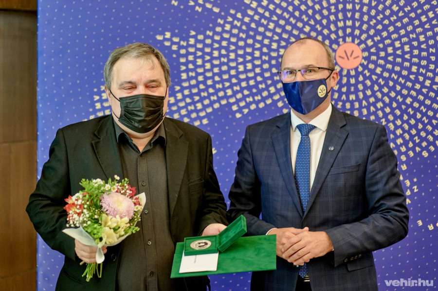 Mozsdényiné Paray Mária helyett férje, Mozsdényi György vette át a díjat