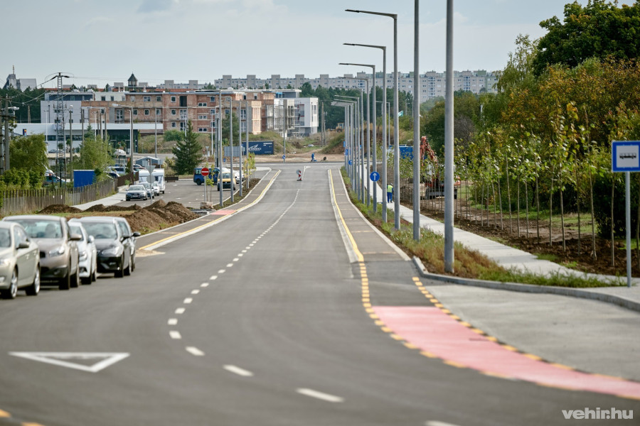 Az új útszakasz a "Koppenhágai" típusú kerékpársávval