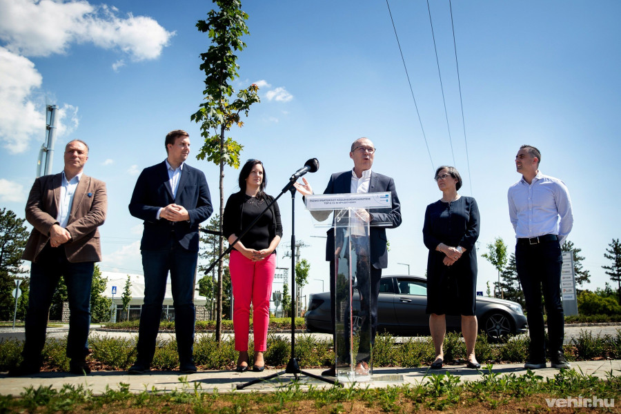 Balról jobbra: Bázsa Botond, Halmay Gábor, önkormányzati képviselők, Hegedűs Barbara, alpolgármester, Porga Gyula, polgármester, Brányi Mária, alpolgármester és Ovádi Péter, országgyűlési képviselő