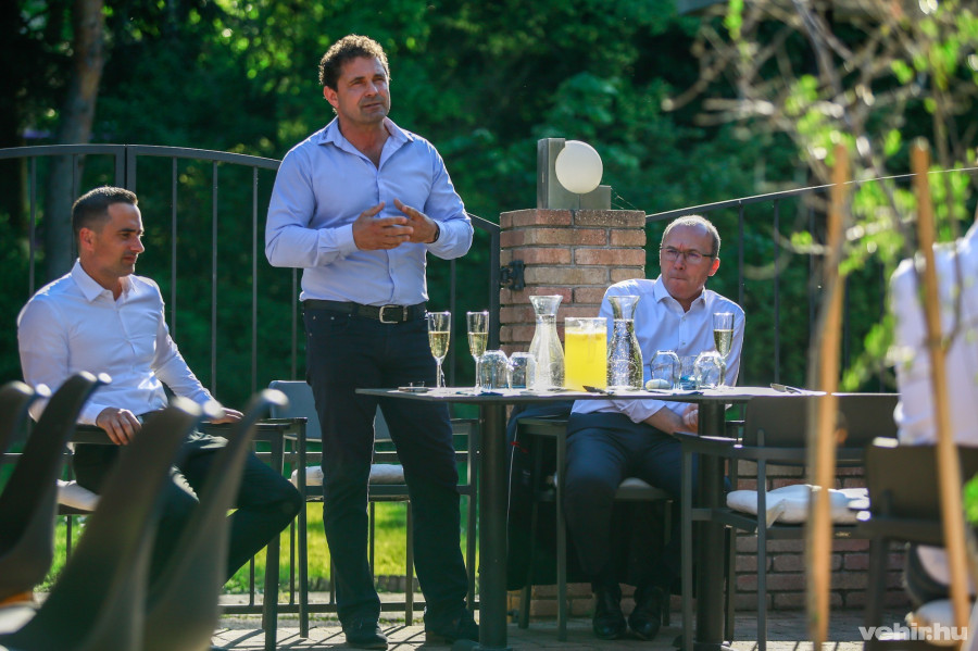 Szabó Péter (középen)