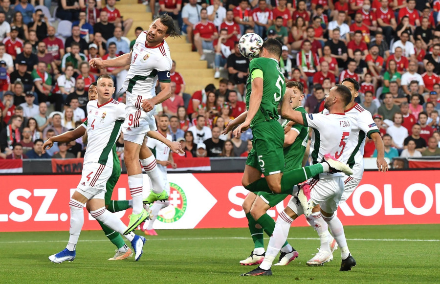 Szalai Ádám, a magyar és John Egan, az ír válogatott játékosa a Magyarország - Írország barátságos labdarúgó-mérkőzésen Budapesten, a Szusza Ferenc Stadionban 2021. június 8-án. MTI/Illyés Tibor