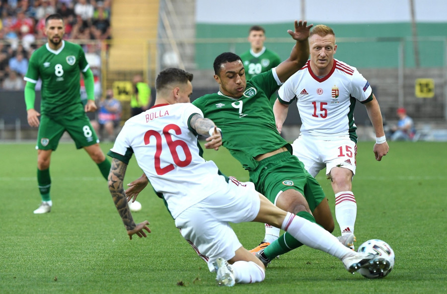 Adam Idah, az ír, valamint Bolla Bendegúz (b) és Kleinheisler László, a magyar válogatott játékosai a Magyarország - Írország barátságos labdarúgó-mérkőzésen Budapesten, a Szusza Ferenc Stadionban 2021. június 8-án. MTI/Illyés Tibor 