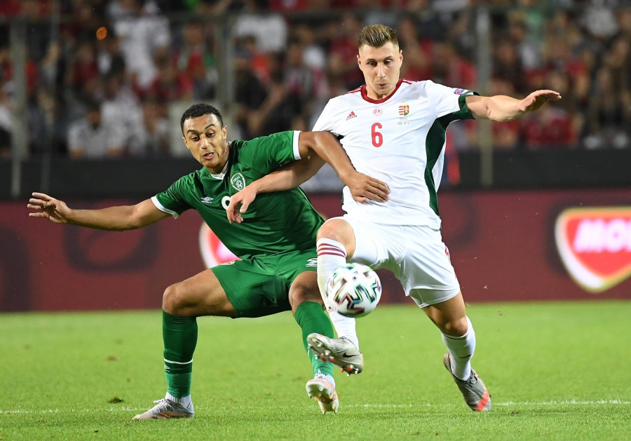 Adam Idah, az ír (b), és Willi Orbán, a magyar válogatott játékosa a Magyarország - Írország barátságos labdarúgó-mérkőzésen Budapesten, a Szusza Ferenc Stadionban 2021. június 8-án. MTI/Illyés Tibor 