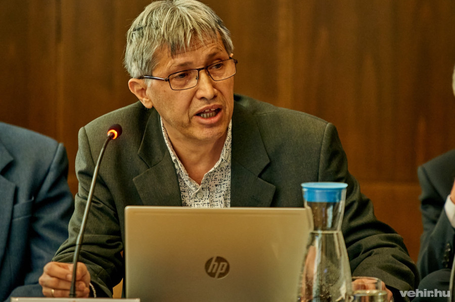 Katanics Sándor több évtizede politizál Veszprémben (fotó: 2019. februári közgyűlés)