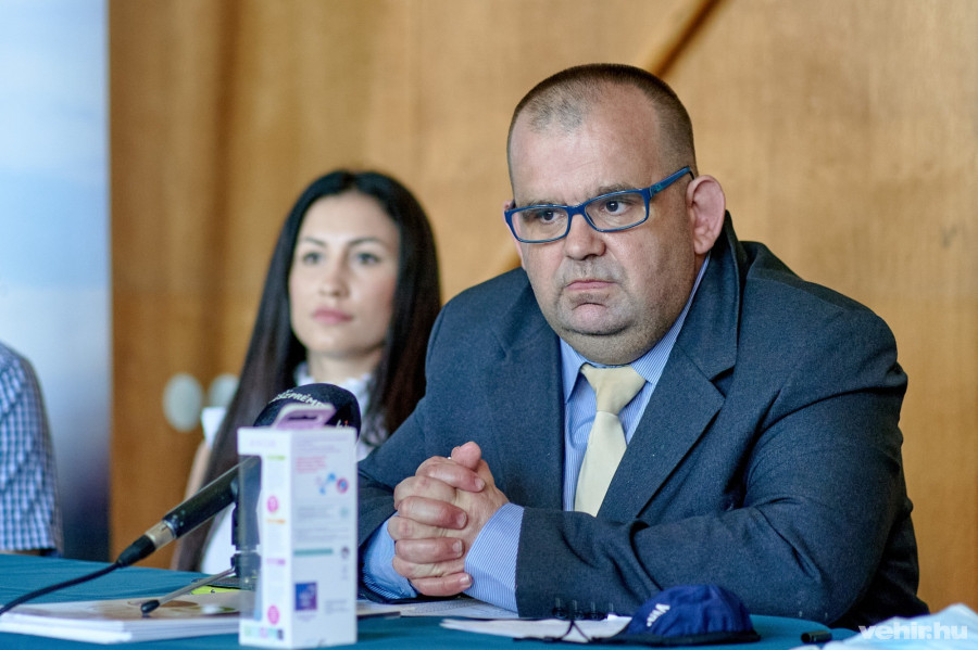 Molnár Roland, a Veszprém Város Hátrányos Helyzetű Fiatalokért Egyesület elnöke a 2021 június 10-én tartott sajtótájékoztatón VSZC Ipari Technikum könyvtárában.