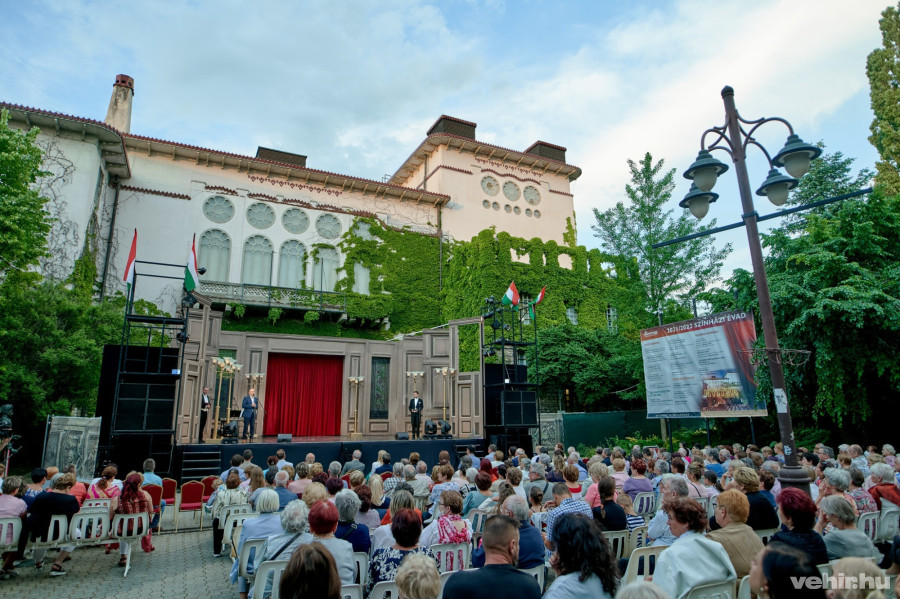 Porga Gyula: az ingyenes fesztivál egy ajándék Veszprém felé.