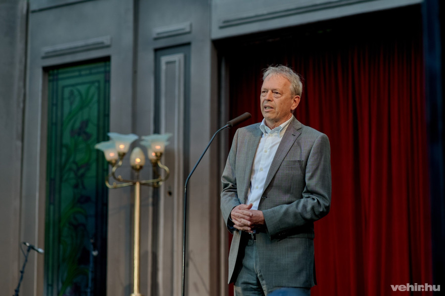 Ifjabb Rátonyi Róbert köszönetet mondott a Veszprémi Petőfi Színháznak apja emlékének ápolásáért.