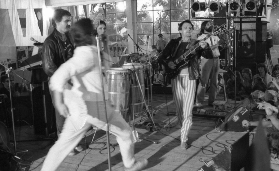 Újhullámos Fesztivál 1982. augusztus 7-én. Az erre az alkalomra alakult Árnyékszék zenekar, az új hullámos paródiát bemutató együttes tagjai Trunkos András, feLugossy László, Nagy Feró és szaxofonnal Wahorn András. (Forrás: Fortepan, Urbán Tamás)