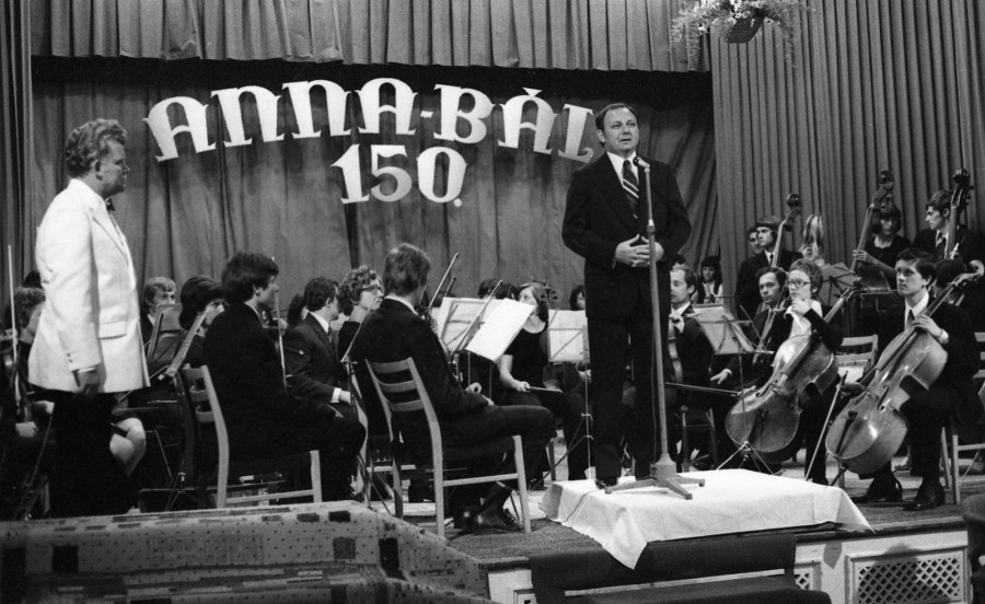 A felvétel a 150. Anna-bálon készült, a mikrofonnál Ábrahám Kálmán építésügyi és városfejlesztési miniszter (Fotó: Fortepan, Urbán Tamás, 1975)