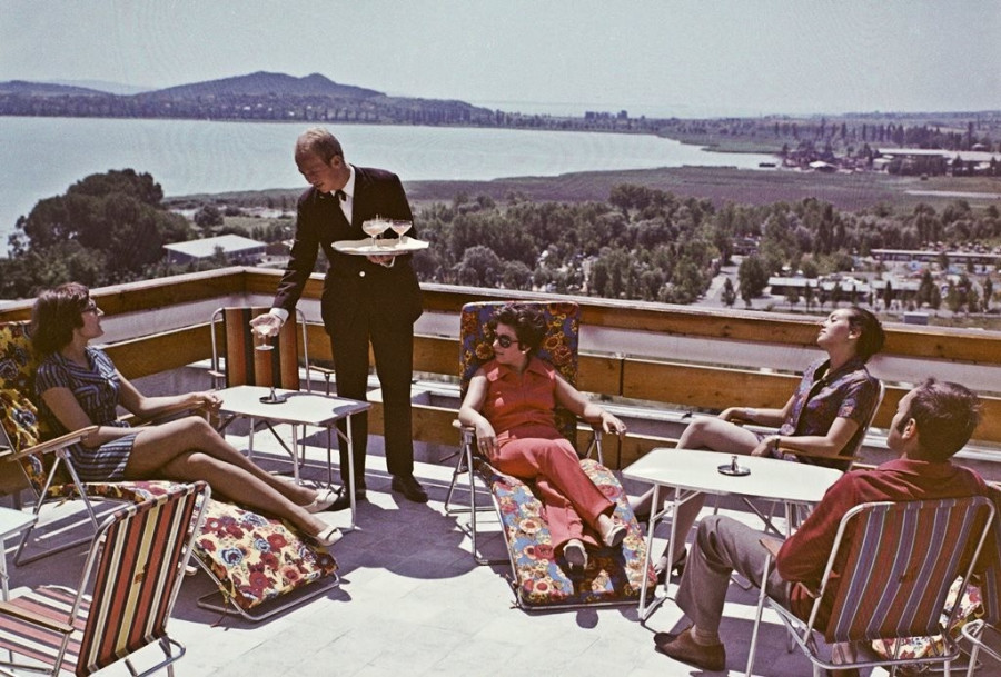 Hotel Marina, terasz. Háttérben a kemping, a hajógyár és a Tihanyi félsziget (Forrás: Fortepan, Bauer Sándor, 1969)