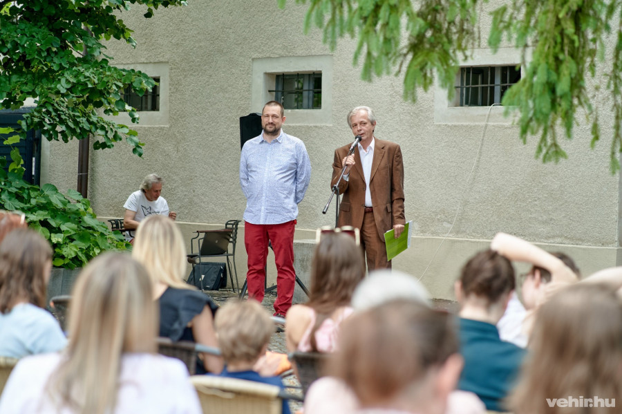 Korinek Gergely és Hegyeshalmi László a június 12-i kiállításmegnyitón.