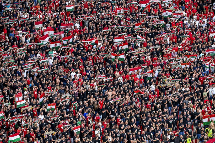 Magyar szurkolók a koronavírus-járvány miatt 2021-re halasztott 2020-as labdarúgó Európa-bajnokság F csoportjának első fordulójában játszott Magyarország - Portugália mérkőzés végén a Puskás Arénában 2021. június 15-én. A magyar válogatott 3-0-ra kikapott a címvédő portugál csapattól. MTI/Szigetváry Zsolt