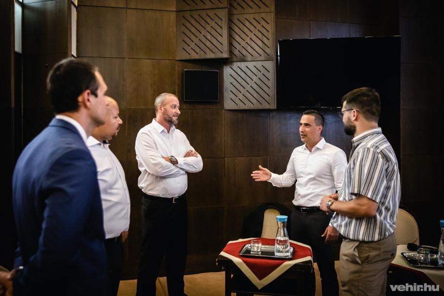 Ovádi Péter a V-Busz vezetőivel és a MAN képviselőjével