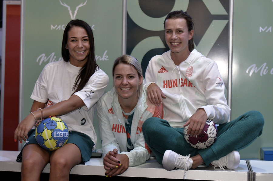 Lukács Viktória, Háfra Noémi és Schatzl Nadine (b-j), a Tokióba utazó női kézilabda-válogatott tagjai olimpiai formaruhájukban, amelyeket az Akvárium Klubban vettek át 2021. június 18-án. MTI/Soós Lajos