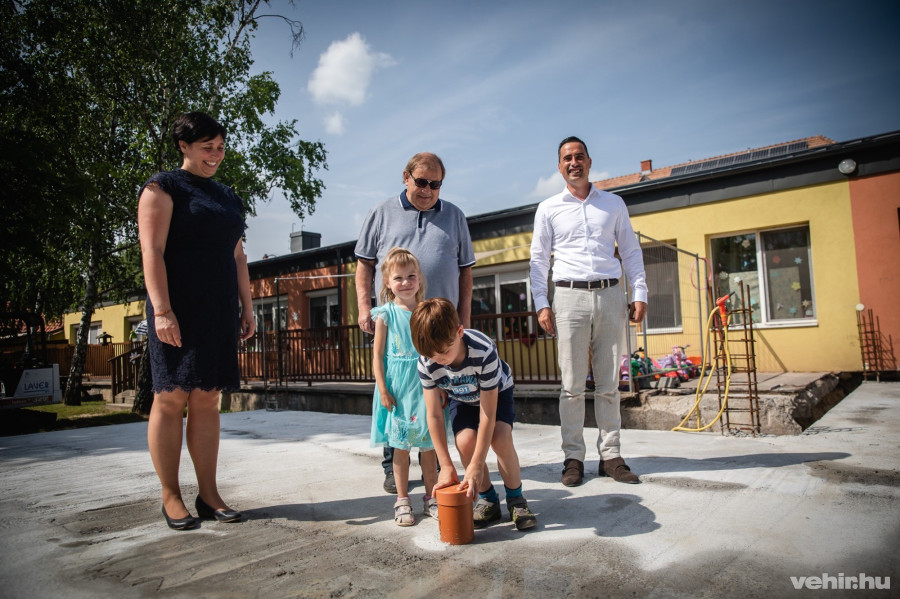 Kisgyermekek helyezik el az új bölcsődei épületszárny időkapszuláját 2021. június 21-én a Herendi Hétszínvilág Óvoda és Bölcsődénél.