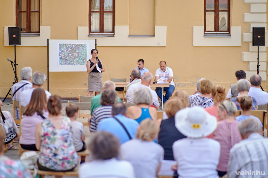 Brányi Mária alpolgármester, Dulicz László közlekedésmérnök és Kovács Zoltán, a Városüzemeltetési Iroda vezetője a Kertváros közlekedési tapasztalatairól tartott fórumot hétfő este a Kossuth iskola udvarán.