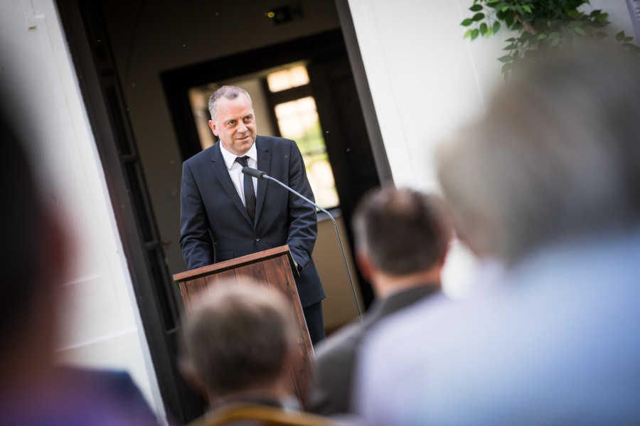 Oberfrank Pál színházigazgató a balatonalmádi épületátadón 2021. június 22-én.