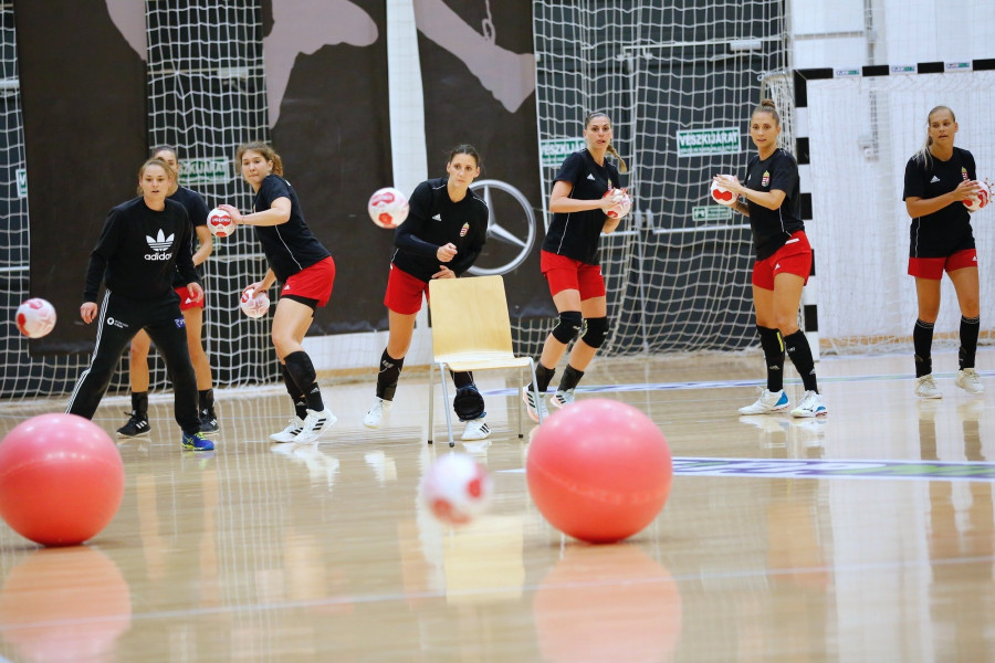 A tokiói olimpiára készülő magyar női kézilabda-válogatott edzése Balatonbogláron, a Nemzeti Kézilabda Akadémia Sportcsarnokában 2021. június 22-én. MTI/Varga György