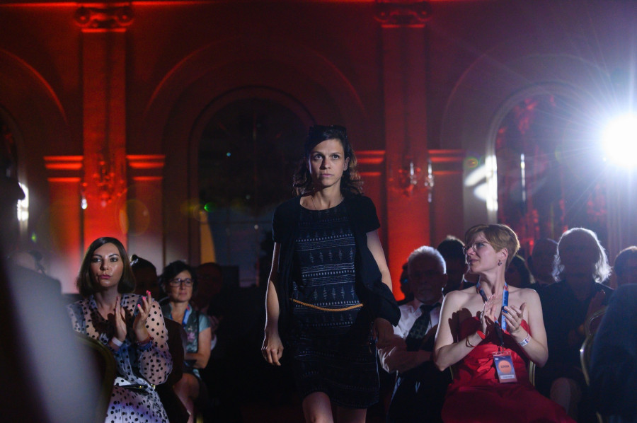 Dombrovszky Linda rendező, aki átvette a Pilátus című tévéfilmért odaítélt legjobb rendezésért járó díjat a Magyar Mozgókép Fesztivál balatonfüredi díjátadó gáláján 2021. június 26-án. MTI/Vasvári Tamás