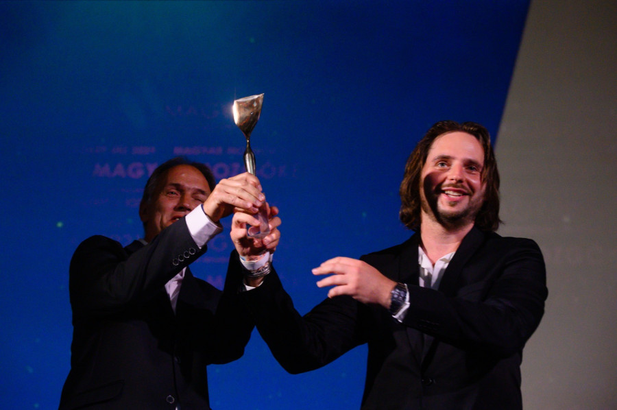 Balatonfüred, 2021. június 26. Udvardy Zoltán (b) és Géczy Dávid rendezők  a Népirtás Pozsonyligetfalun című alkotással elnyert legjobb rövid dokumentumfilm járó díjjal a Magyar Mozgókép Fesztivál balatonfüredi díjátadó gáláján 2021. június 26-án. MTI/Vasvári Tamás