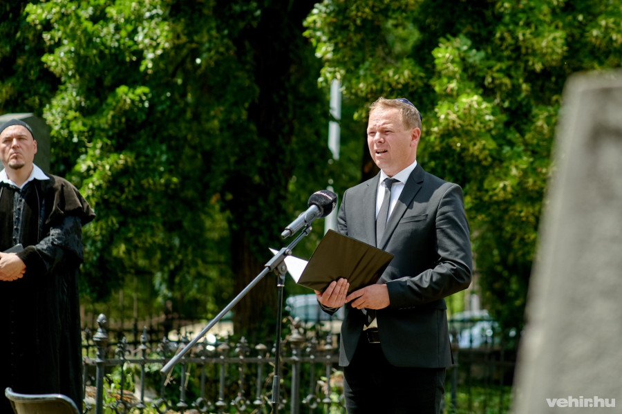 Csík Richárd önkormányzati képviselő a Mártírok úti zsidó temetőben tartott megemlékezésen 2021. június 27-én.