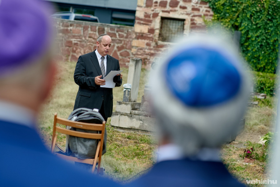 A megemlékezésen Verő Tamás főrabbi vezetett gyászistentiszteletet.