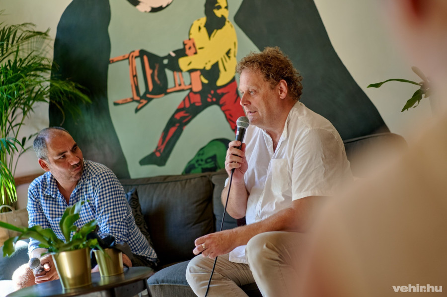 Jobb oldalon Vikman Pál