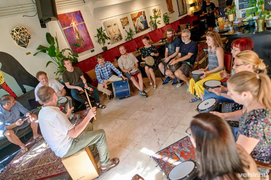 Figyelj, itt most spontán ütős koncertet adunk. Nem baj, ha zöldfülű vagy, csak élvezd!