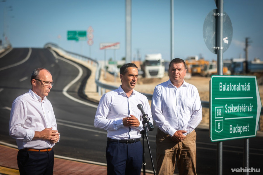 Porga Gyula, Ovádi Péter és Nyul Zoltán a 2021. június 30-i útátadón az Almádi úti csomópontban.