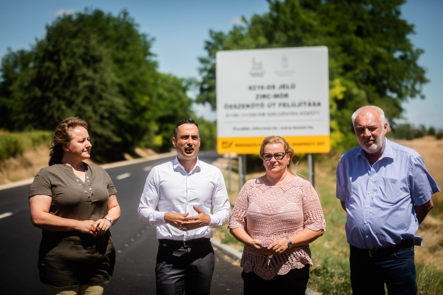 Tóth Edina Kitti dudari polgármester, Ovádi Péter parlamenti képviselő, Sludné Varga Diána csetényi alpolgármester és Fekete János a Magyar Közút megyei igazgatója