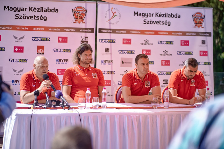 Dr. Csík Zoltán vezérigazgató, Nagy László sportigazgató, Momir Ilics vezetőedző és Gulyás Péter másodedző