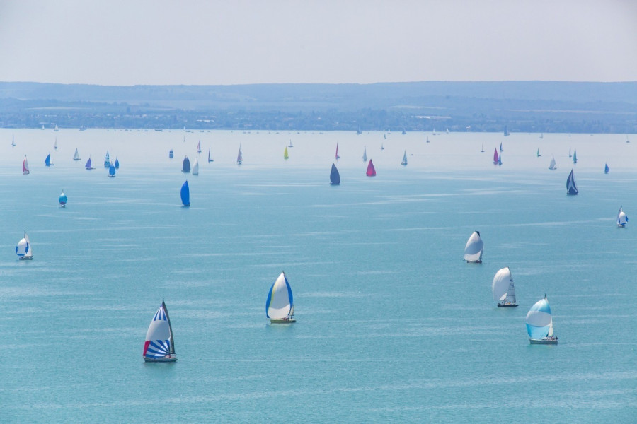 Az 52. Kékszalag Nagydíj tókerülő vitorlásverseny mezőnye Balatonkenese közelében 2020. július 30-án. MTI/Varga György